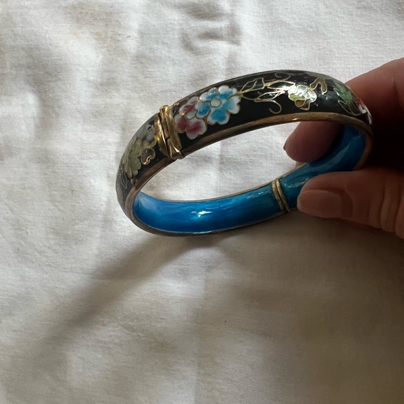 Jewelry - Vintage Elegant Floral Cliosinne’ Bangle Bracelet